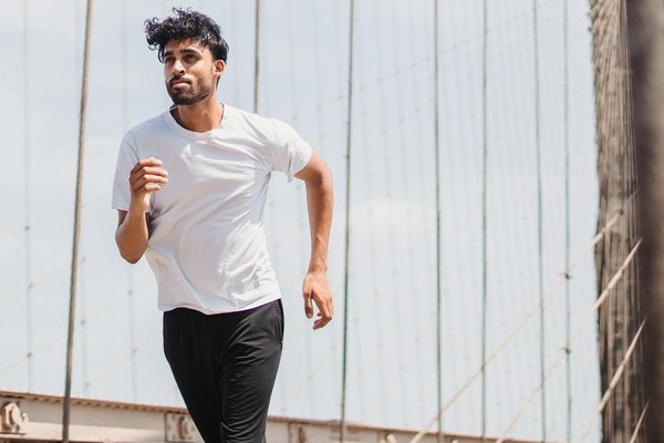 Quels sont les exercices de renforcement pour les personnes souffrant de douleurs au genou?