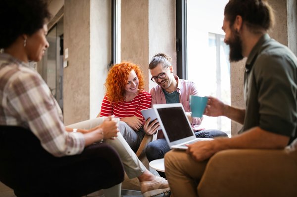 Quelle est l'importance de la communication interprofessionnelle dans la gestion des soins aux patients atteints de maladies chroniques?